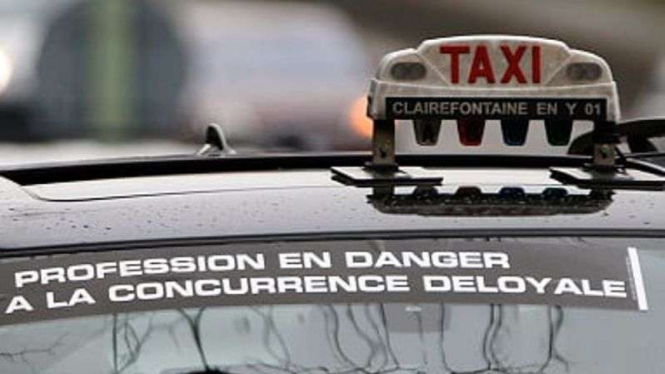 Logo mobil taksi di Kota Paris Prancis