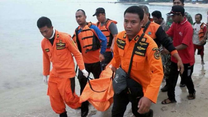 Tim Basarnas mengevakuasi korban tabrakan perahu di Jepara, Jawa Tengah, pada Rabu, 3 Mei 2017.