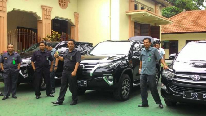 Tiga unit mobil baru operasional Pengadilan Negeri Surabaya tiba di kantor Pengadilan pada Rabu, 3 Mei 2017.