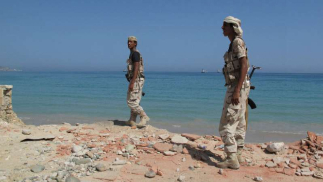 Tentara Arab Saudi membantu tentara Yaman berjaga di Mukalla, Yaman