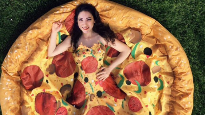  Olivia Mears dalam balutan gaun pizza
