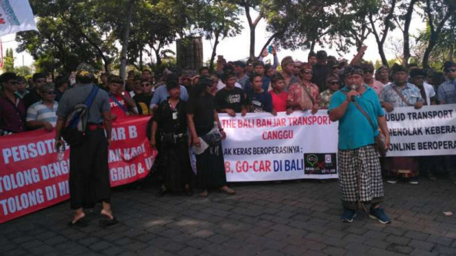 Demonstrasi taksi konvensional di Bali