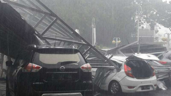 Hujan Angin Terjang Bandung  Empat Mobil  Tertimpa Baliho