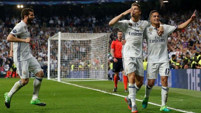 Para pemain Real Madrid merayakan gol Cristiano Ronaldo (tengah)