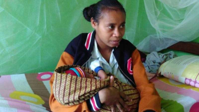 Seorang ibu di Nusa Tenggara Timur setelah jalani proses persalinan.