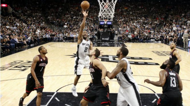 Forward San Antonio Spurs, Kahwi Leonard (nomor 2) saat melepaskan tembakan