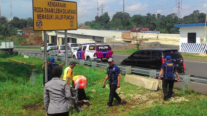 Rambu larangan kendaraan besar melintas di jalur Puncak