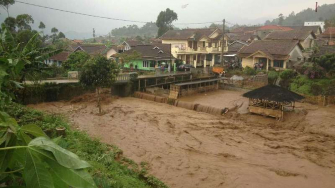 Banjir bandang yang melanda aliran Sungai Ciwidey, Kabupaten Bandung, Jawa Barat. (Foto ilustrasi)