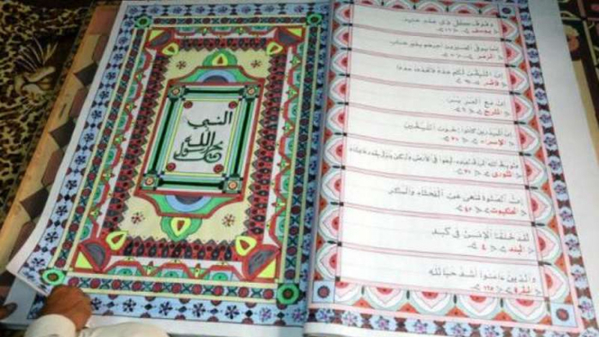 Saad Mohammed membuka halaman Al Quran