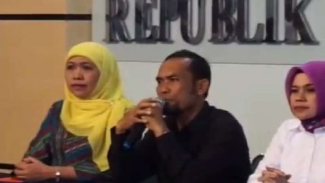 Budi Utomo alias Cak Budi, relawan penggalang dana sosial (tengah)