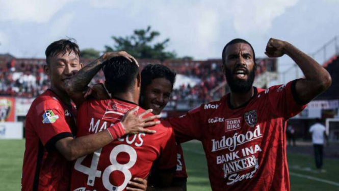 Pemain Bali United rayakan gol