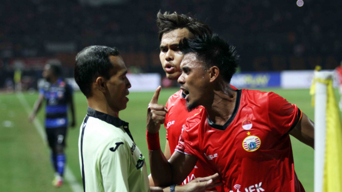 Para pemain Persija saat memprotes hakim garis beberapa waktu lalu.