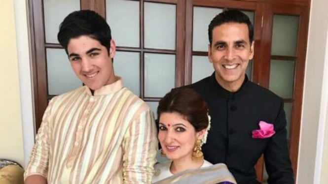 Akshay Kumar bersama istri dan anak laki-lakinya.