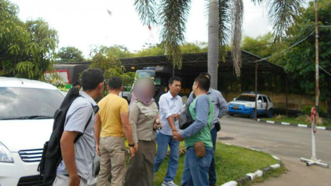 Seorang wanita pejabat Badan Pertanahan Nasional Kota Palembang, Sumatera Selatan, ditangkap tangan polisi karena diduga memungli (pungutan liar).