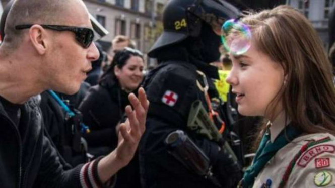 Foto Lucie berhadapan dengan demonstran kelompok Neo Nazi yang menjadi viral