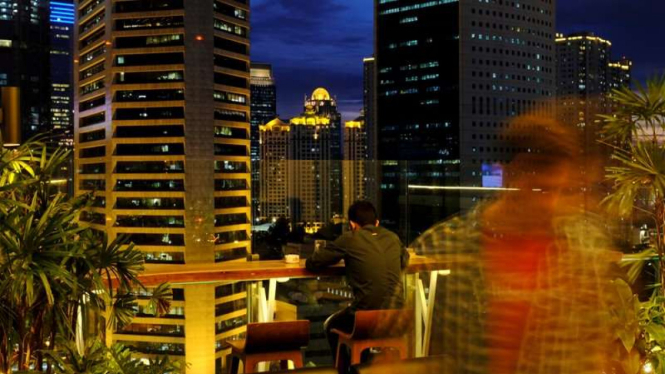 Bangunan properti apartemen kantor perkantoran di Jakarta malam hari.