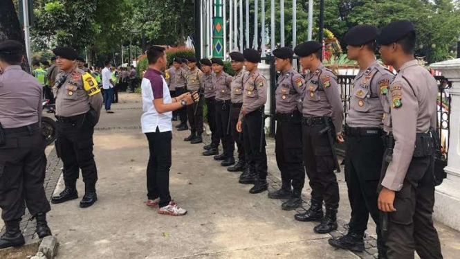 Petugas kepolisian bersiaga di kantor Gubernur DKI, Jumat, 5 Mei 2017.