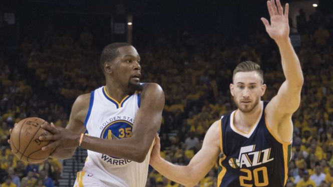 Bintang Golden State Warriors, Kevin Durant (kiri)