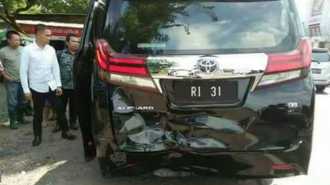 Mobil Menteri Tenaga Kerja dan Transmigrasi, Hanif Dakhiri mengalami  kecelakaan