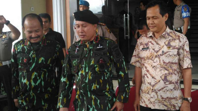 Kepala Kepolisian Daerah Sumatera Selatan, Inspektur Jenderal Polisi Agung Budi Maryoto (tengah), dalam konferensi pers di Palembang pada Jumat, 5 Mei 2017.