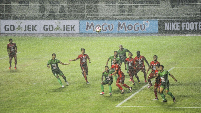 PS TNI melawan Persiba Balikpapan