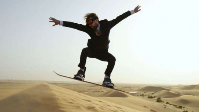 Ricky Wilson berselancar di gurun pasir Abu Dhabi