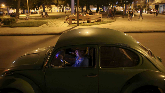 Seseorang mengakses internet di dalam mobil di Havana, Cuba.