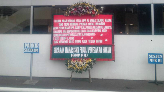 Karangan bunga untuk Ketua MPR Zulkifli Hasan