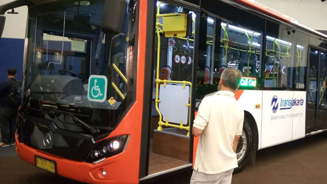 Bus Transjakarta Mercedes-Benz ramah kaum disabilitas.
