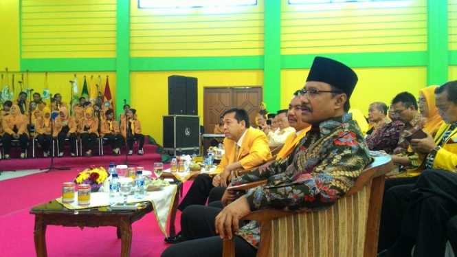 Setya Novanto (tengah jas kuning) di acara pelantikan Pengurus DPD Golkar Jatim 
