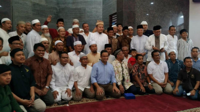 Anies Baswedan di Masjid Nurul Iman, Jakarta Timur.