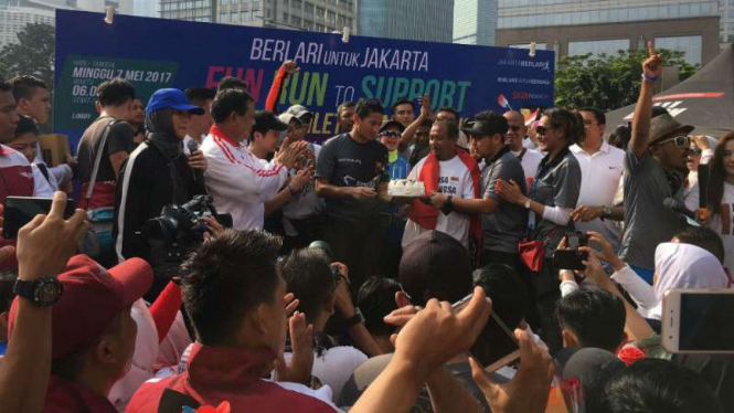 Wakil Gubernur DKI Jakarta, Sandiaga Uno, menyambut Eko Hadi Susilo yang bernazar berjalan dari Madiun ke Jakarta, pada Minggu pagi, 7 Mei 2017.