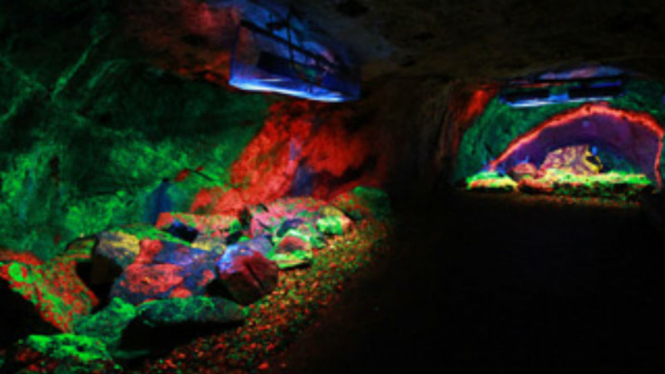 Rainbow Tunnel di The Sterling Hill Mining Museum, New Jersey, Amerika Serikat