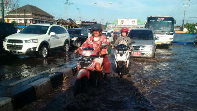 Banjir rob akibat luapan air laut di ruas jalan pantai utara Jawa di Semarang, Jawa Tengah.