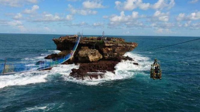 Kereta Gantung di Pantai Timang Gunungkidul