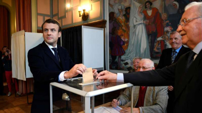 Calon Presiden Prancis Emmanuel Macron saat memberikan hak pilihnya