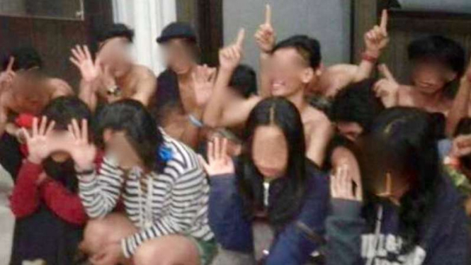 Polisi menangkap 22 remaja yang terlibat tawuran di Kota Depok. Wajah dan mata mereka sengaja dikaburkan mengingat masih di bawah umur. 