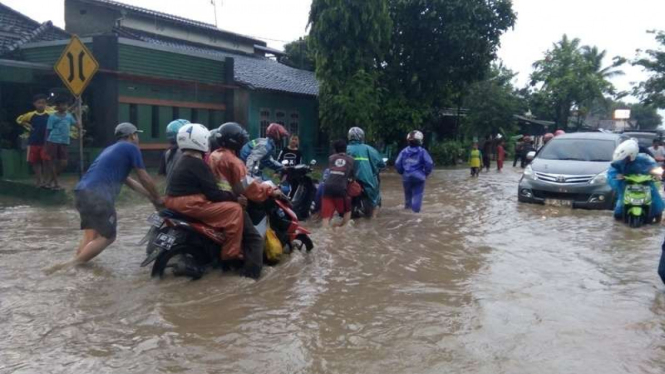 Banjir memutus akses tiga kabupaten di Banten