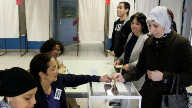 Warga Prancis memberikan suara mereka dalam pemilu yang digelar 8 Mei 2017.