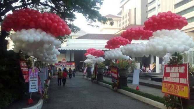 Balon-balon yang dikirimkan ke Balai Kota DKI