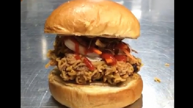 Burger Mie Goreng Fried Chicken di Australia.