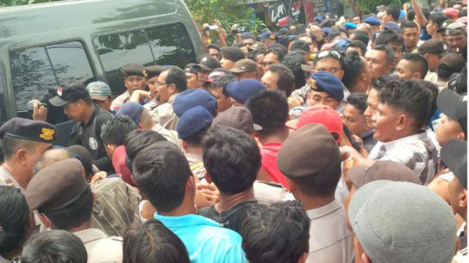 Warga berupaya menyerang Andi Lala, pelaku pembunuhan satu keluarga di Medan, Senin (8/5/2017)