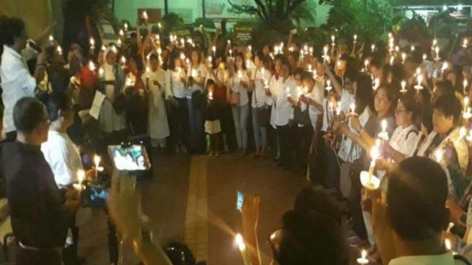 Aksi pendukung Ahok di Balai Kota, Senin malam, 8 Mei 2017. Mereka mendoakan agar Gubernur DKI Jakarta Basuki Tjahaja Purnama bisa bebas dari hukuman.