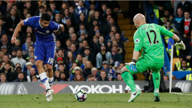 Kiper Middlesbrough, Brad Guzan, saat dikolongi Diego Costa.