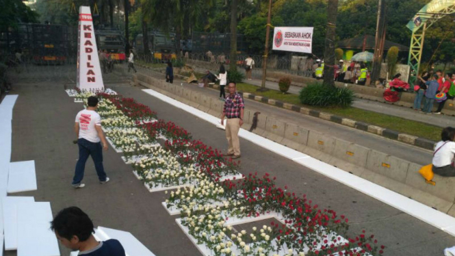Bunga dukungan untuk Ahok di depan Gedung Kementerian Pertanian