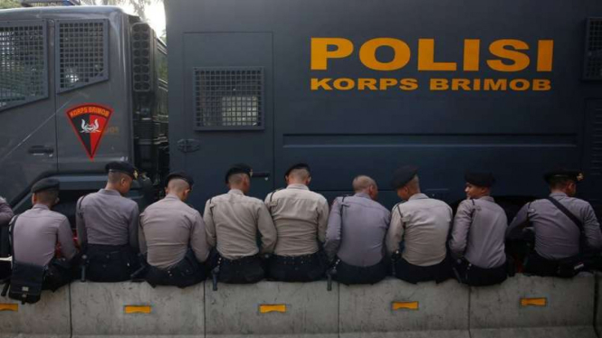 Polisi dari Korps Brimob saat sedang beristirahat.