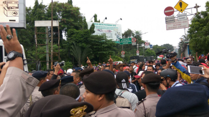 Massa pendukung Ahok ricuh di depan Gedung Kementerian Pertanian, Selasa, 9 Mei 2017.