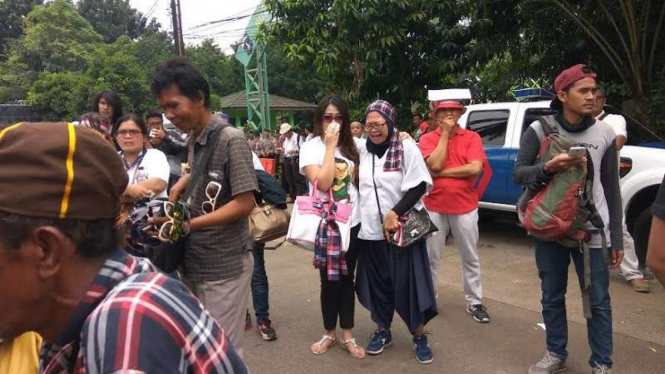 Pendukung Ahok menangis di luar ruang sidang PN Jakarta Utara.