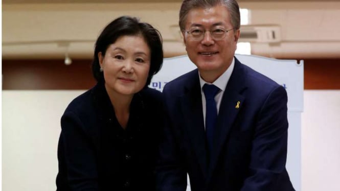 Moon Jae-in usai memberikan hak pilihnya