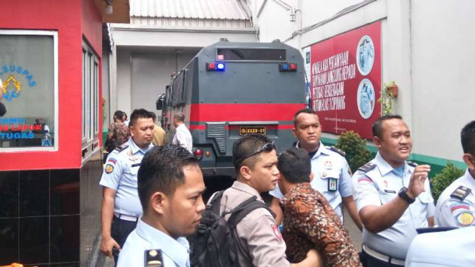 Suasana ketika Basuki Tjahaja Purnama tiba di rutan Cipinang, Selasa, 9 Mei 2017